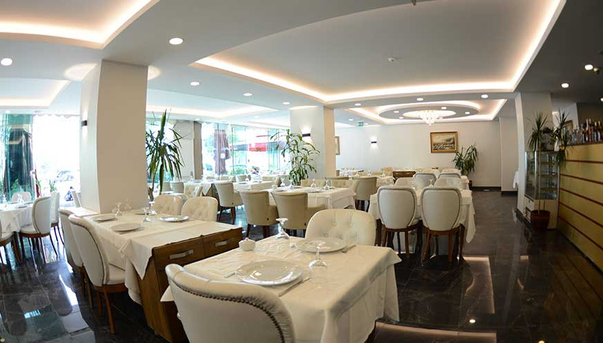 https://www.auramarinahotel.com/upload/restaurant-1-870x495.jpg