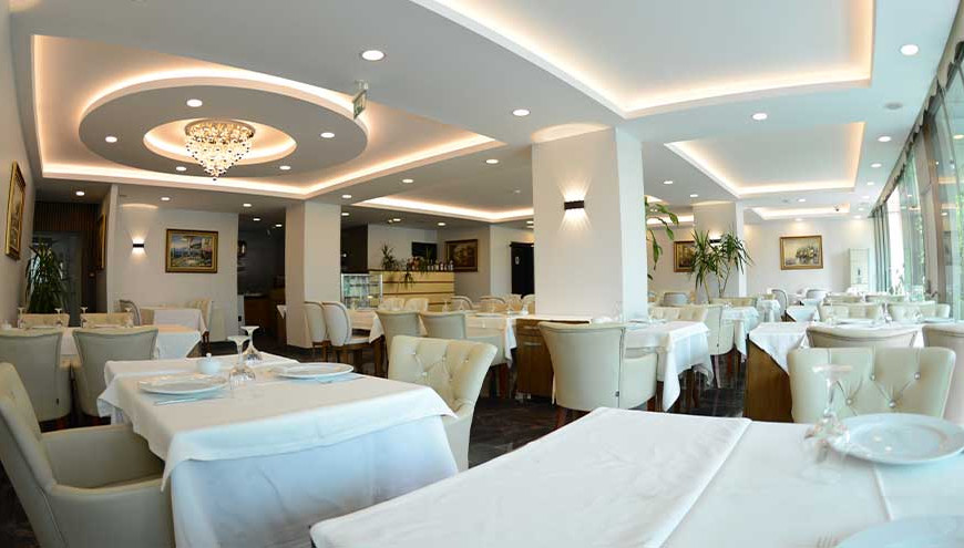 https://www.auramarinahotel.com/upload/restaurant-3-870x495.jpg