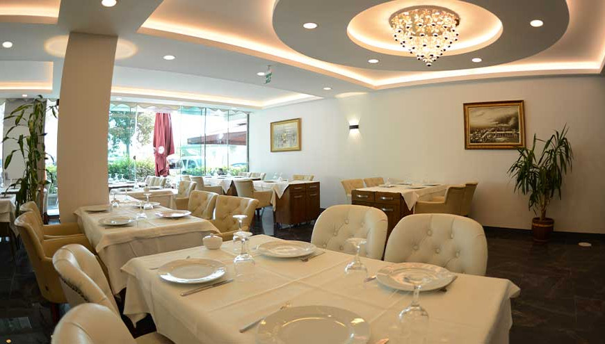 https://www.auramarinahotel.com/upload/restaurant-7-870x495.jpg